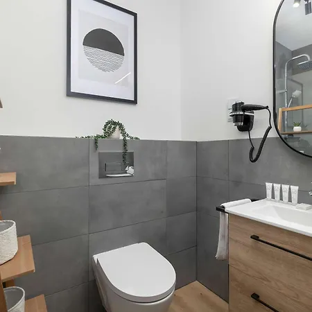 Bright Near The Center Of With Parking By Renters *