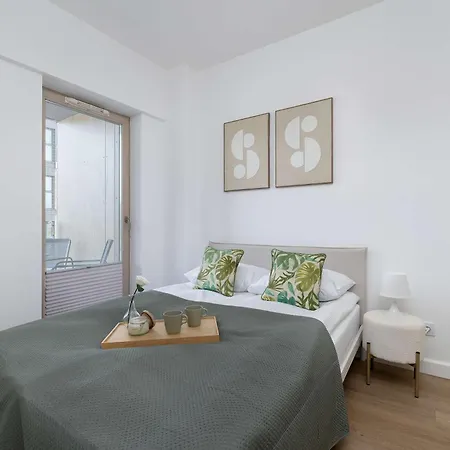 Apartment Bright Near The Center Of With Parking By Renters *