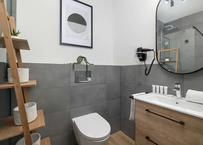 Bright Near The Center Of With Parking By Renters *