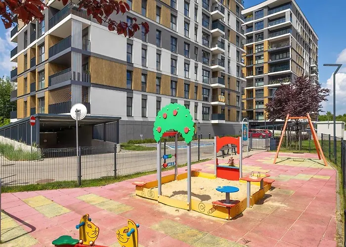 Bright Near The Center Of With Parking By Renters Apartamento